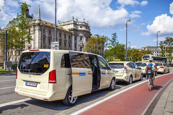 München Duitsland Augustus 2018 Taxi Straat Tegen Achtergrond Van Een — Stockfoto