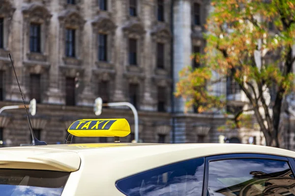 Mnichov Německo Srpna 2018 Taxi Ulici Pozadí Architektonického Komplexu Město — Stock fotografie