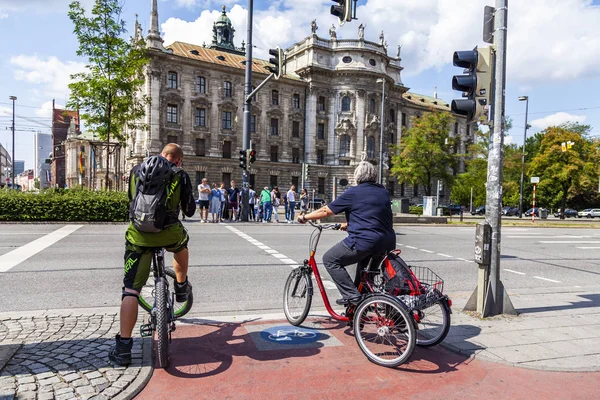 Мюнхен Німеччина Серпня 2018 Типовий Міській Вулиці Велосипедисти Мають Зупинився — стокове фото