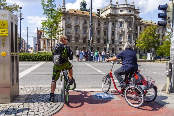 Mnichov Německo Srpna 2018 Typické Městské Ulice Cyklisté Zastavil Přechod — Stock fotografie