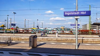 16 Ağustos 2018 üzerinde Ingolstadt, Almanya. Arabalar yakınındaki tren istasyonu platformu taşıyan tren
