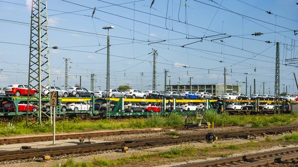 Ingolstadt Německo Srpna 2018 Vlak Odtah Aut Blízkosti Nástupiště Nádraží — Stock fotografie