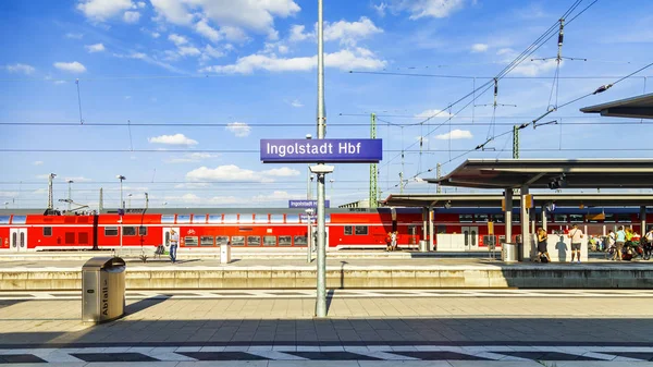 インゴルシュタット ドイツ 2018 鉄道駅のプラットホームに近い地域の電車 — ストック写真