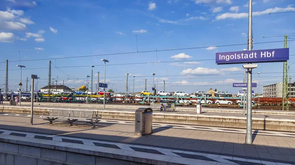 Ingolstadt Německo Srpna 2018 Vlak Odtah Aut Blízkosti Nástupiště Nádraží — Stock fotografie
