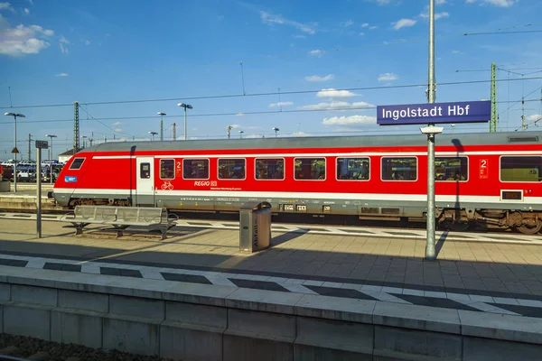 Ingolstadt Niemcy Sierpnia 2018 Pociąg Regionalny Pobliżu Peronie Dworca Kolejowego — Zdjęcie stockowe