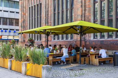 Münih, Almanya, üzerinde 16 Ağustos 2018. Tipik şehir sokak. İnsanlar yemek ve kaldırımda kafede biraz dinlen 