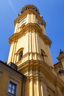 Münih, Almanya, üzerinde 16 Ağustos 2018. Alstadt eski şehir kulede Theatinerkirche 