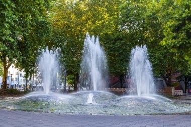Münih, Almanya, üzerinde 16 Ağustos 2018. Güzel modern Çeşme alan süsle
