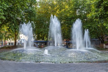 Münih, Almanya, üzerinde 16 Ağustos 2018. Güzel modern Çeşme alan süsle