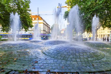 Münih, Almanya, üzerinde 16 Ağustos 2018. Güzel modern Çeşme alan süsle