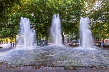 Münih, Almanya, üzerinde 16 Ağustos 2018. Güzel modern Çeşme alan süsle