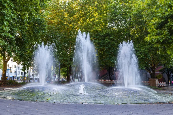 Munich Germany August 2018 Beautiful Modern Fountain Decorates Area — Stock Photo, Image