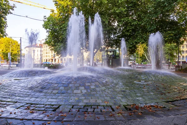 München Saksa Elokuuta 2018 Kaunis Moderni Suihkulähde Koristaa Alueen — kuvapankkivalokuva