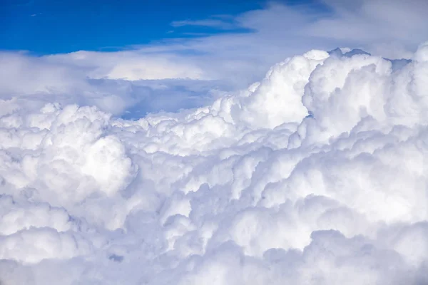 空と美しい雲の大きい高さで飛ぶ飛行機の窓からの眺め — ストック写真