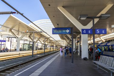 17 Ağustos 2018 üzerinde Salzburg, Avusturya. Bölgesel tren tren istasyonu platformu durdu. Yolcular platformda gidebilir