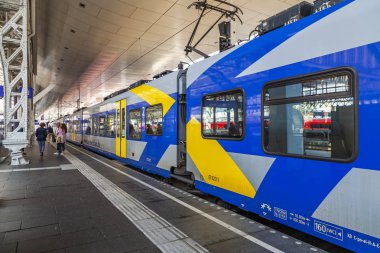 17 Ağustos 2018 üzerinde Salzburg, Avusturya. Bölgesel tren tren istasyonu platformu durdu. Yolcular platformda gidebilir