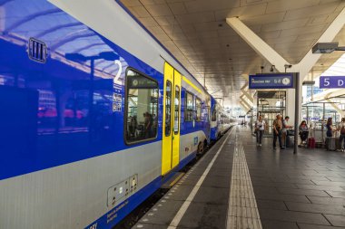 17 Ağustos 2018 üzerinde Salzburg, Avusturya. Bölgesel tren tren istasyonu platformu durdu. Yolcular platformda gidebilir