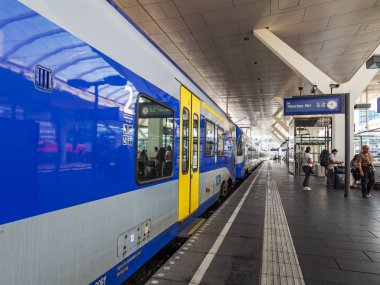 17 Ağustos 2018 üzerinde Salzburg, Avusturya. Bölgesel tren tren istasyonu platformu durdu. Yolcular platformda gidebilir