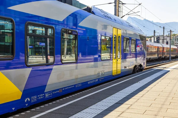 Salzburg Rakousko Srpnu 2018 Regionální Vlak Zastavil Nástupiště Nádraží — Stock fotografie