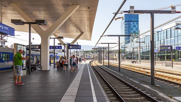 Salzburg Austria Sierpnia 2018 Pociąg Regionalny Został Zatrzymany Peronie Dworca — Zdjęcie stockowe