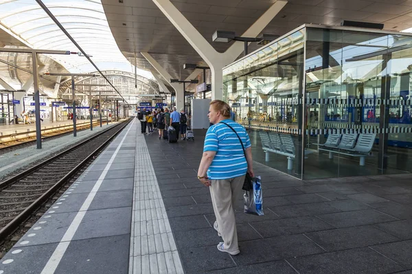 Salzburgo Austria Agosto 2018 Tren Regional Detenido Plataforma Estación Tren —  Fotos de Stock