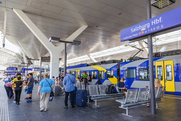 Salzburg Austria August 2018 Regional Train Has Stopped Platform Railway — Stock Photo, Image