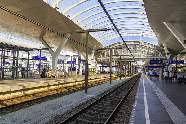ザルツブルク オーストリア 2018 地域鉄道は 鉄道駅のプラットホームで停止しました 乗客は プラットフォームに行く — ストック写真
