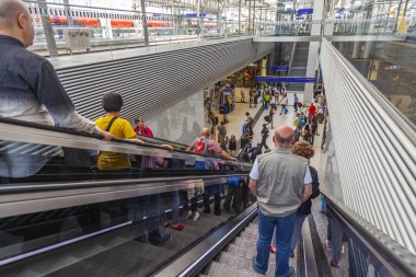 17 Ağustos 2018 üzerinde Salzburg, Avusturya. Tren istasyonuna koridorda yürüyen insanlar devam