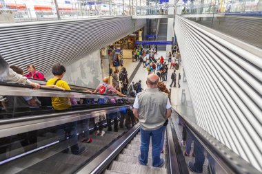 17 Ağustos 2018 üzerinde Salzburg, Avusturya. Tren istasyonuna koridorda yürüyen insanlar devam