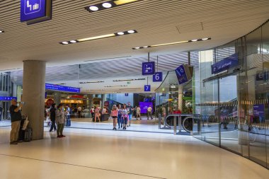 17 Ağustos 2018 üzerinde Salzburg, Avusturya. İnsanlar Tren İstasyonu koridorda gider