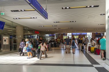 17 Ağustos 2018 üzerinde Salzburg, Avusturya. İnsanlar Tren İstasyonu koridorda gider