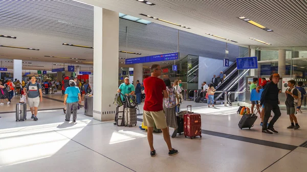 Salzburg Österrike Augusti 2018 Människor Går Hallen Järnvägsstationen — Stockfoto