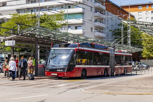 Зальцбург Австрія Серпня 2018 Сучасні Тролейбус Йде Міській Вулиці — стокове фото