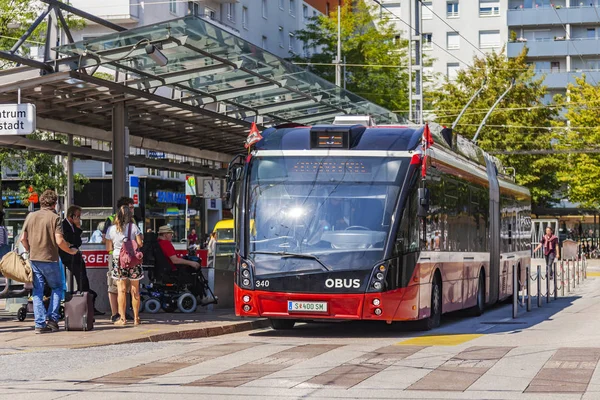 Salzburg Austria August 2018 Der Moderne Obus Fährt Auf Der — Stockfoto