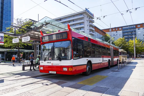 Salzburg Austria August 2018 Der Moderne Obus Fährt Auf Der — Stockfoto