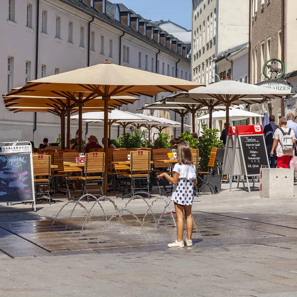 Salzburg Austria Sierpnia 2018 Malowniczej Ulicy Starym Mieście Ludzie Jedzą — Zdjęcie stockowe