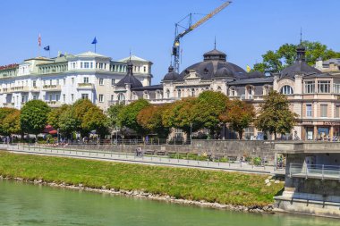 17 Ağustos 2018 üzerinde Salzburg, Avusturya. Panoramik partnerliğindeki Nehri ve onun pitoresk bentleri
