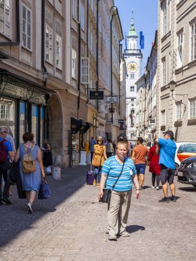 17 Ağustos 2018 üzerinde Salzburg, Avusturya. Eski şehrin pitoresk sokakta.