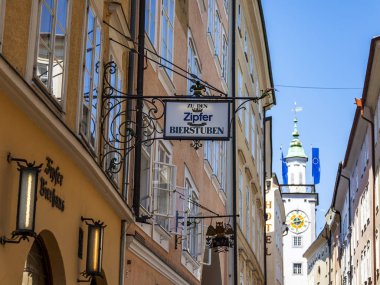 17 Ağustos 2018 üzerinde Salzburg, Avusturya. Eski şehrin mağazalar geleneksel pitoresk belirtileri