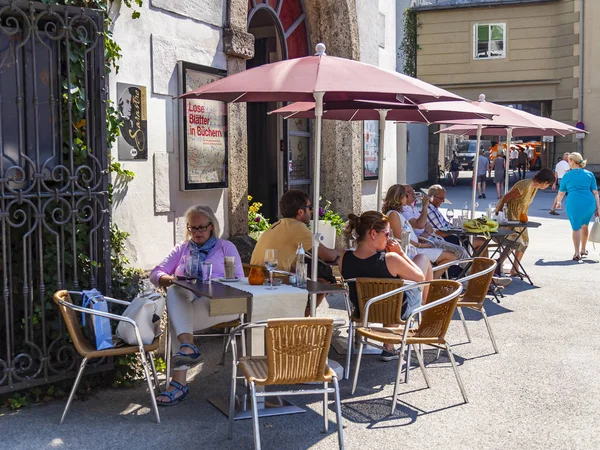 Salzburgo Áustria Agosto 2018 Pitoresca Rua Cidade Velha Pessoas Comem — Fotografia de Stock