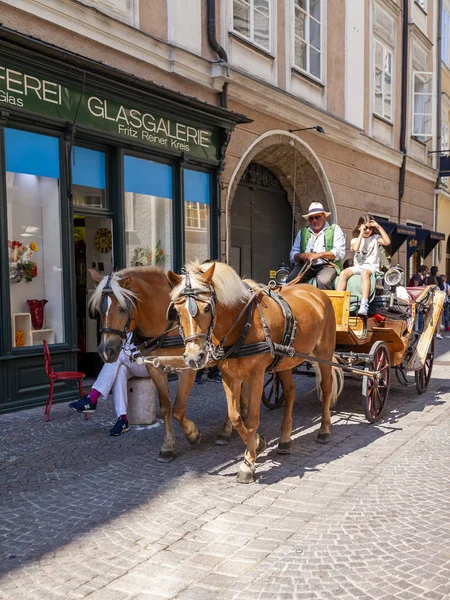 Salzburg Austria Sierpnia 2018 Malowniczej Ulicy Starym Mieście Turyści Pojeździe — Zdjęcie stockowe