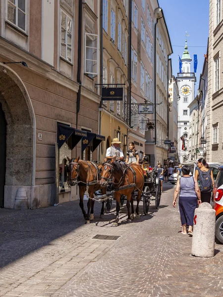 Salzburgo Áustria Agosto 2018 Pitoresca Rua Cidade Velha Turistas Passam — Fotografia de Stock