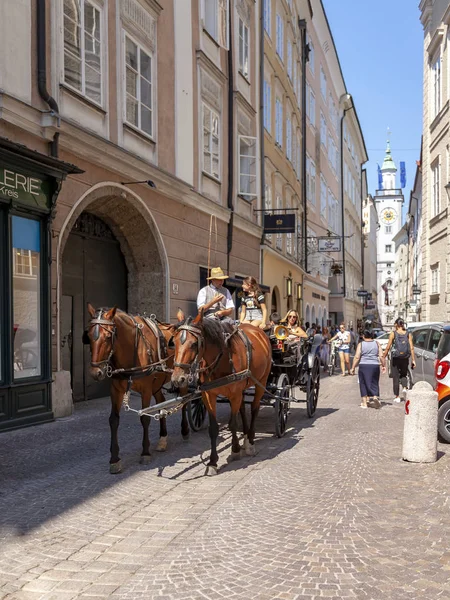 Salzburg Austria Sierpnia 2018 Malowniczej Ulicy Starym Mieście Turyści Pojeździe — Zdjęcie stockowe