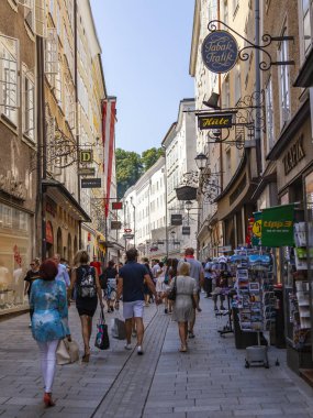 17 Ağustos 2018 üzerinde Salzburg, Avusturya. Eski şehrin pitoresk sokakta.