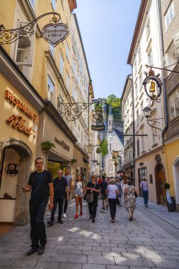 17 Ağustos 2018 üzerinde Salzburg, Avusturya. Eski şehrin pitoresk sokakta.