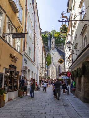17 Ağustos 2018 üzerinde Salzburg, Avusturya. Eski şehrin pitoresk sokakta.