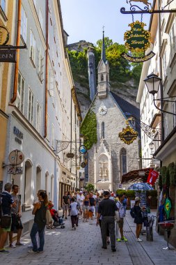 17 Ağustos 2018 üzerinde Salzburg, Avusturya. Eski şehrin pitoresk sokakta.