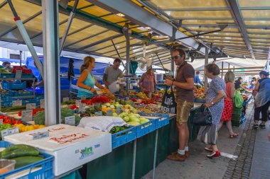 17 Ağustos 2018 üzerinde Salzburg, Avusturya. Taze sebze ve meyve eski kentin geleneksel çiftçi pazarda ticaret