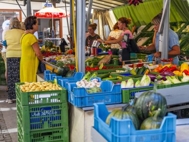 17 Ağustos 2018 üzerinde Salzburg, Avusturya. Taze sebze ve meyve eski kentin geleneksel çiftçi pazarda ticaret