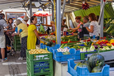 17 Ağustos 2018 üzerinde Salzburg, Avusturya. Taze sebze ve meyve eski kentin geleneksel çiftçi pazarda ticaret